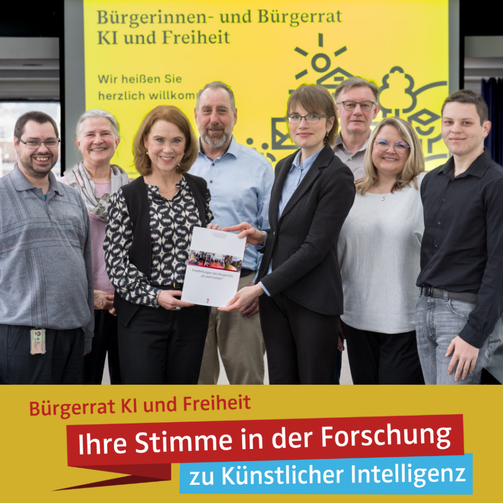 Bild zeigt Gruppe von Menschen bei der Übergabe einer Broschüre, unten ist der Schriftzug "Bürgerrat KI und Freiheit. Ihre Stimme in der Forschung zu Künstlicher Intelligenz" platziert.