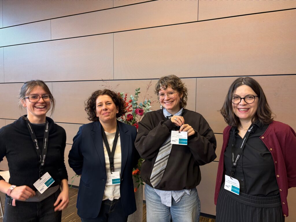 Das Bild zeigt vier Frauen nebeneinanderstehend und in die Kamera lächelnd